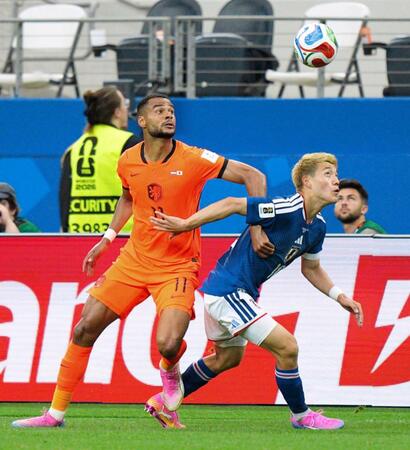日本－オランダ　前半、競り合う堂安（右）＝ダラス（共同）