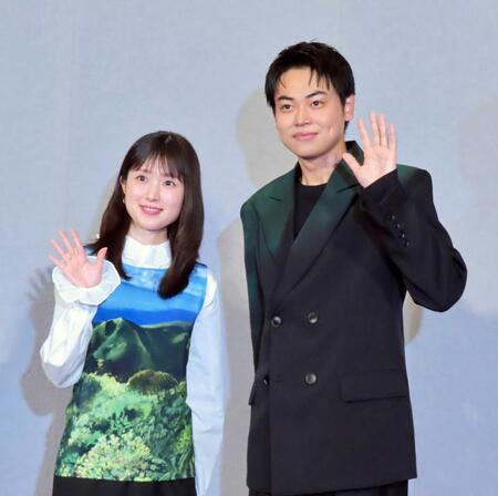 共演する福本莉子（左）と菅生新樹