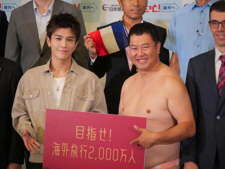 イベントに登場した岩田剛典（左）、とにかく明るい安村