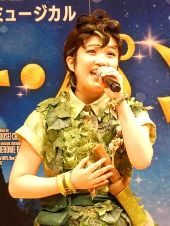 熱唱する山﨑玲奈