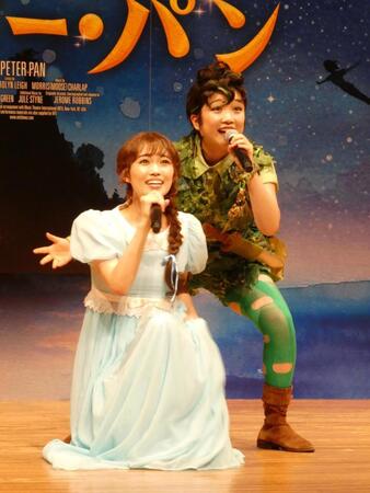熱唱する（左から）山口乃々華、山﨑玲奈