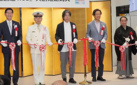 テープカットを行った（左から）服部征夫台東区長、齊藤裕司上野駅長、日比野克彦東京芸術大学学長、高橋朋也東京都美術館館長、中村鴈治郎