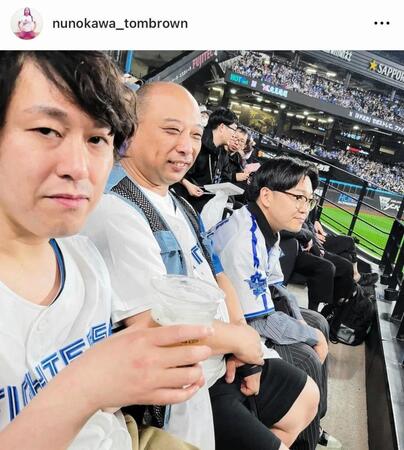 始球式で訪れたエスコンフィールドでＤｅＮＡユニのオズワルド伊藤（右）。トムブラウン布川公式インスタグラム＠ｎｕｎｏｋａｗａ＿ｔｏｍｂｒｏｗｎより
