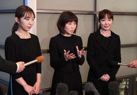 中村玉緒さんとの思い出を語る（左から）岩佐美咲、水森かおり、田川寿美（撮影・佐藤厚）