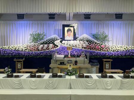 薔薇の花束などで華やかに飾られた中村玉緒さんの祭壇