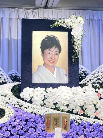 ９日に亡くなられた中村玉緒さんの遺影