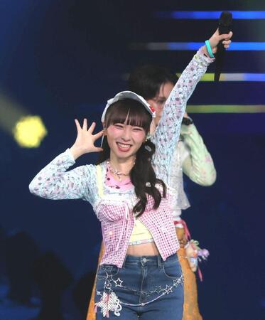 歓声に応えるＢＥＹＯＯＯＯＯＮＤＳの高瀬くるみ＝横浜アリーナ（撮影・吉澤敬太）