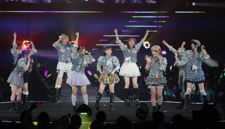 会場を熱狂させる高瀬くるみ（中央）らＢＥＹＯＯＯＯＯＮＤＳ（撮影・吉澤敬太）