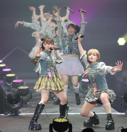 会場を熱狂させる高瀬くるみ（手前左）らＢＥＹＯＯＯＯＯＮＤＳ（撮影・吉澤敬太）