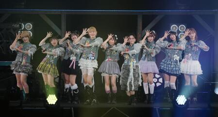 笑顔を見せるＢＥＹＯＯＯＯＯＮＤＳ（撮影・吉澤敬太） 