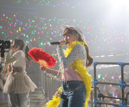歓声に応えるＢＥＹＯＯＯＯＯＮＤＳの高瀬くるみ（撮影・吉澤敬太） 