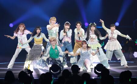 会場を盛り上げる高瀬くるみ（中央）らＢＥＹＯＯＯＯＯＮＤＳ（撮影・吉澤敬太）