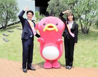 ＡＢＣテレビの（左から）枝廣二葉アナ、マスコットキャラのエビシー、瀧口美咲アナ