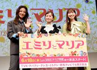 客席に手を振る（左から）高橋メアリージュン、松本まりか、根本宗子氏（脚本・監督）＝撮影・佐藤厚