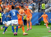 日本－オランダ　後半、先制ゴールを決めるオランダのファンダイク（４）＝ダラス（共同）