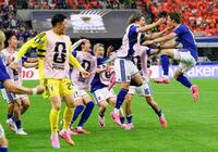 日本－オランダ　後半、同点に追い付き大喜びの小川（右端）ら＝ダラス（共同）