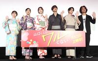 手を振る（左から）上原あまね、上坂樹里、〓橋ひかる、高橋恭平、岩瀬洋志、守屋健太郎監督（撮影・佐々木彰尚）