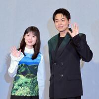 共演する福本莉子（左）と菅生新樹