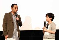舞台あいさつで桒木里夢（右）を見つめる大悟