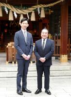 撮影に応じる（左から）坂東新悟、中村鴈治郎
