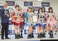 （左から）公式認定員のジャスティン・パターソン氏、ＣＡＮＤＹ　ＴＵＮＥの立花琴未、宮野静、福山梨乃、南なつ、桐原美月、小川奈々子、村川緋杏