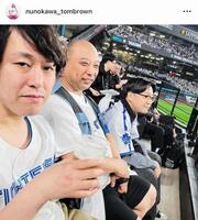 始球式で訪れたエスコンフィールドでＤｅＮＡユニのオズワルド伊藤（右）。トムブラウン布川公式インスタグラム＠ｎｕｎｏｋａｗａ＿ｔｏｍｂｒｏｗｎより