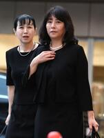 参列した西村知美（左）と立花理佐（撮影・佐藤厚）