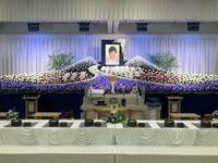 薔薇の花束などで華やかに飾られた中村玉緒さんの祭壇