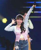 歓声に応えるＢＥＹＯＯＯＯＯＮＤＳの高瀬くるみ＝横浜アリーナ（撮影・吉澤敬太）