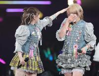 感極まる清野桃々姫（右）の頭をなでるＢＥＹＯＯＯＯＯＮＤＳの高瀬くるみ（撮影・吉澤敬太）