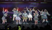 会場を熱狂させる高瀬くるみ（中央）らＢＥＹＯＯＯＯＯＮＤＳ（撮影・吉澤敬太）