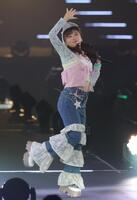 会場を盛り上げるＢＥＹＯＯＯＯＯＮＤＳの高瀬くるみ（撮影・吉澤敬太）