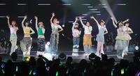 会場を盛り上げる高瀬くるみ（中央）らＢＥＹＯＯＯＯＯＮＤＳ（撮影・吉澤敬太）