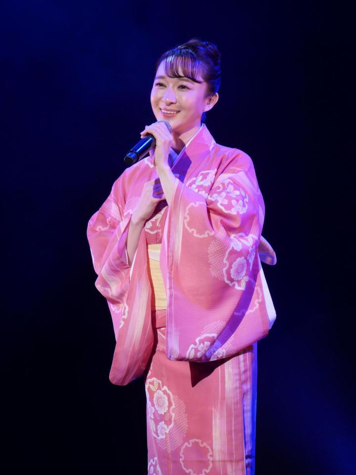 和装姿で熱唱する有沙瞳