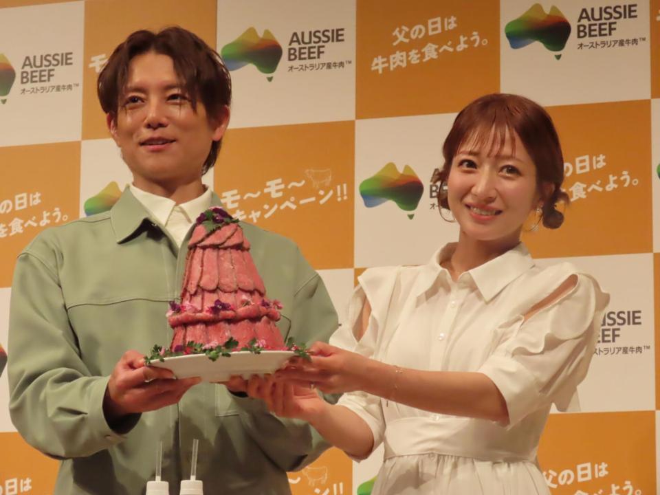 オージービーフ贈呈に笑顔を見せる杉浦太陽（左）と辻希美夫妻
