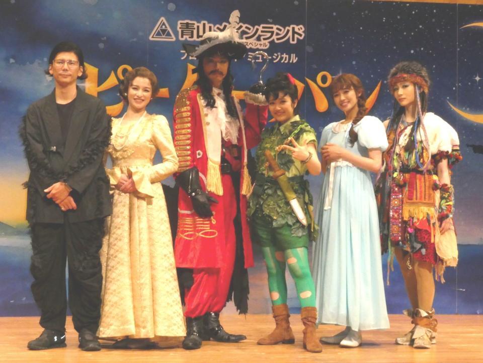 撮影に応じる（左から）長谷川寧氏、皆本麻帆、内海啓貴、山﨑玲奈、山口乃々華、七瀬恋彩