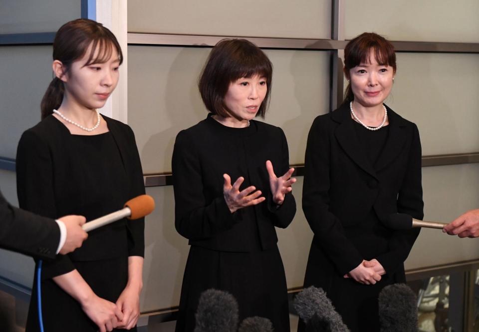 中村玉緒さんとの思い出を語る（左から）岩佐美咲、水森かおり、田川寿美（撮影・佐藤厚）