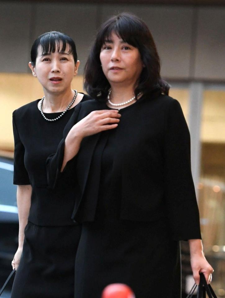 参列した西村知美（左）と立花理佐（撮影・佐藤厚）