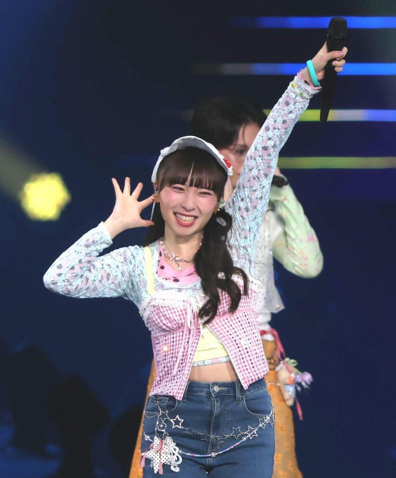 歓声に応えるＢＥＹＯＯＯＯＯＮＤＳの高瀬くるみ＝横浜アリーナ（撮影・吉澤敬太）