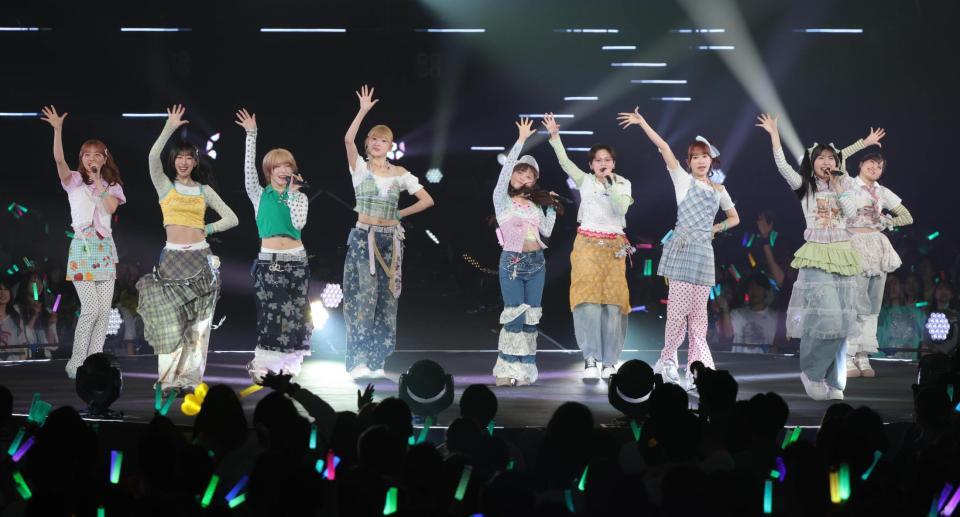 会場を盛り上げる高瀬くるみ（中央）らＢＥＹＯＯＯＯＯＮＤＳ（撮影・吉澤敬太）