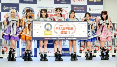 ギネス世界記録を更新したＣＡＮＤＹ　ＴＵＮＥの（左から）宮野静、南なつ、小川奈々子、立花琴未、福山梨乃、桐原美月、村川緋杏