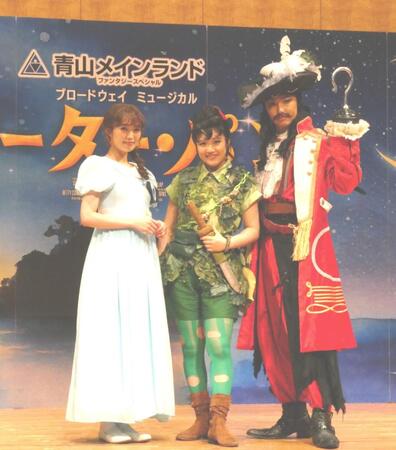 撮影に応じる（左から）山口乃々華、山﨑玲奈、内海啓貴