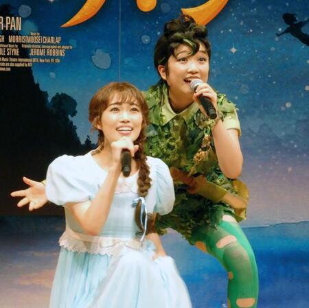 熱唱する（左から）山口乃々華、山﨑玲奈