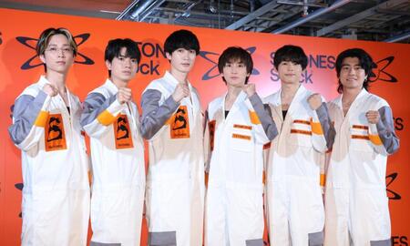 こぶしを握るＳｉｘＴＯＮＥＳの（左から）田中樹、地優吾、ジェシー、京本大我、松村北斗、森本慎太郎（撮影・佐々木彰尚）