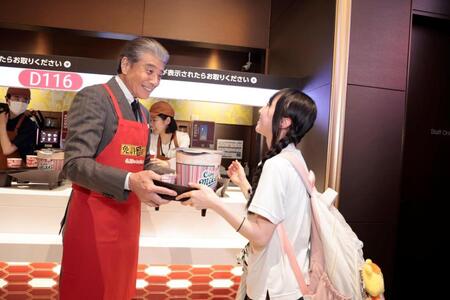ポップコーンを配る舘ひろし