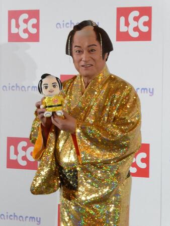 自身がモデルになったＡＩぬいぐるみを持つ松平健