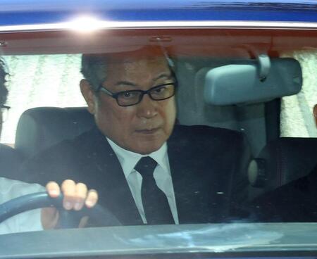 弔問に訪れた松平健（撮影・石井剣太郎）