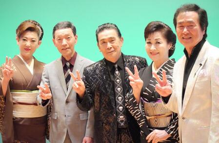公演前に取材に応じピースを見せる（左から）若山かずさ、渥美二郎、角川博、島津悦子、梶原あきら