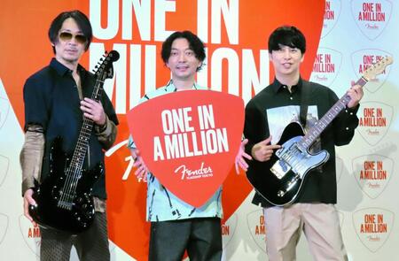 （左から）ｋｅｎ、ニューヨークの嶋佐和也と屋敷裕政＝１６日