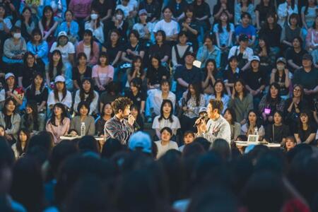ＦＭ８０２『ｏｎ-ａｉｒ　ｗｉｔｈ　ＴＡＣＴＹ　ＩＮ　ＴＨＥ　ＭＯＲＮＩＮＧ』の公開収録に出演した三代目　Ｊ　ＳＯＵＬ　ＢＲＯＴＨＥＲＳの岩田剛典　写真提供：ＦＭ８０２、撮影：ハヤシマコ